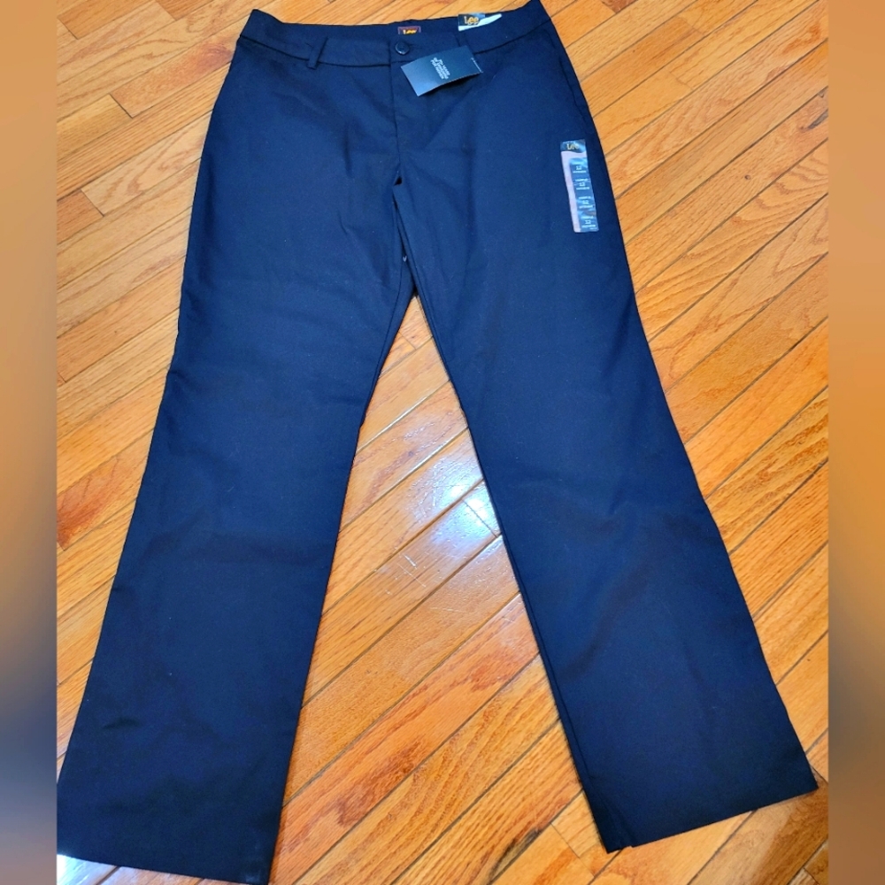 Lee Women's 12 Med. Straight Leg Midrise Wrinkle Free Black Pants NWT